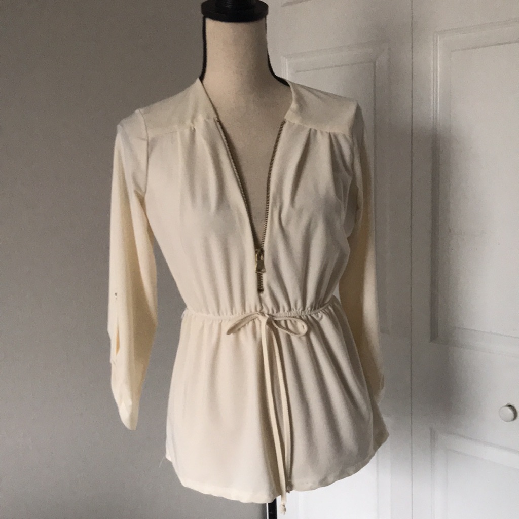 3x20 Coco And Shay Ivory Top Gathered Waist, Zip Front, Button Tab Sleeves | S
